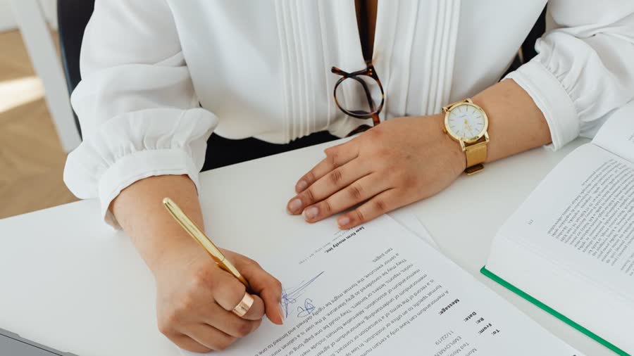 Signature d'un contrat d'assurance emprunteur sur un bureau
